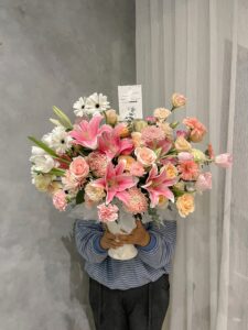 flower arrangement vase