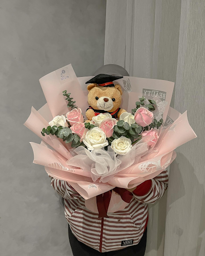 Classic Rose with Small Doll buket bunga mawar