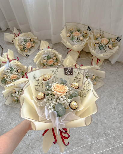 contoh buket wisuda Ferrero with Single Rose Bouquet