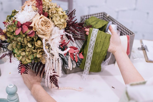 memilih rangkaian bunga sebagai hampers