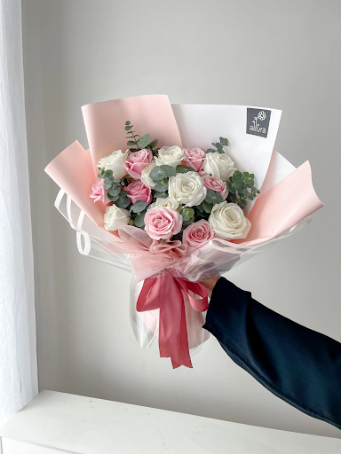 Classic Roses White Pink menjadi buket untuk wisuda