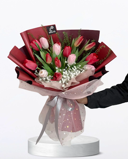 Red Pink Tulip Bouquet menjadi buket untuk wisuda